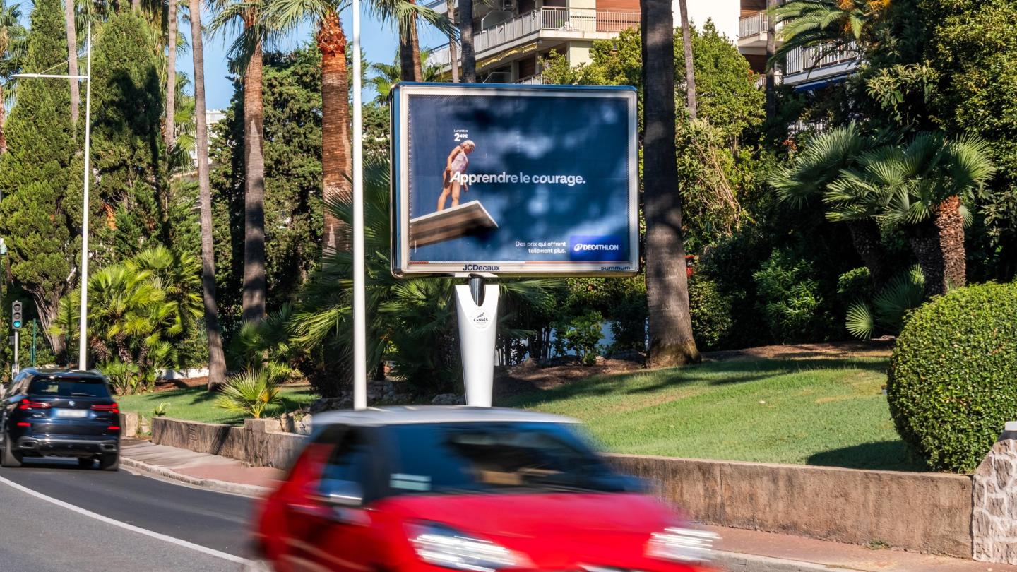 Une campagne d'affichage pour Décathlon sur un 8m2 à Cannes