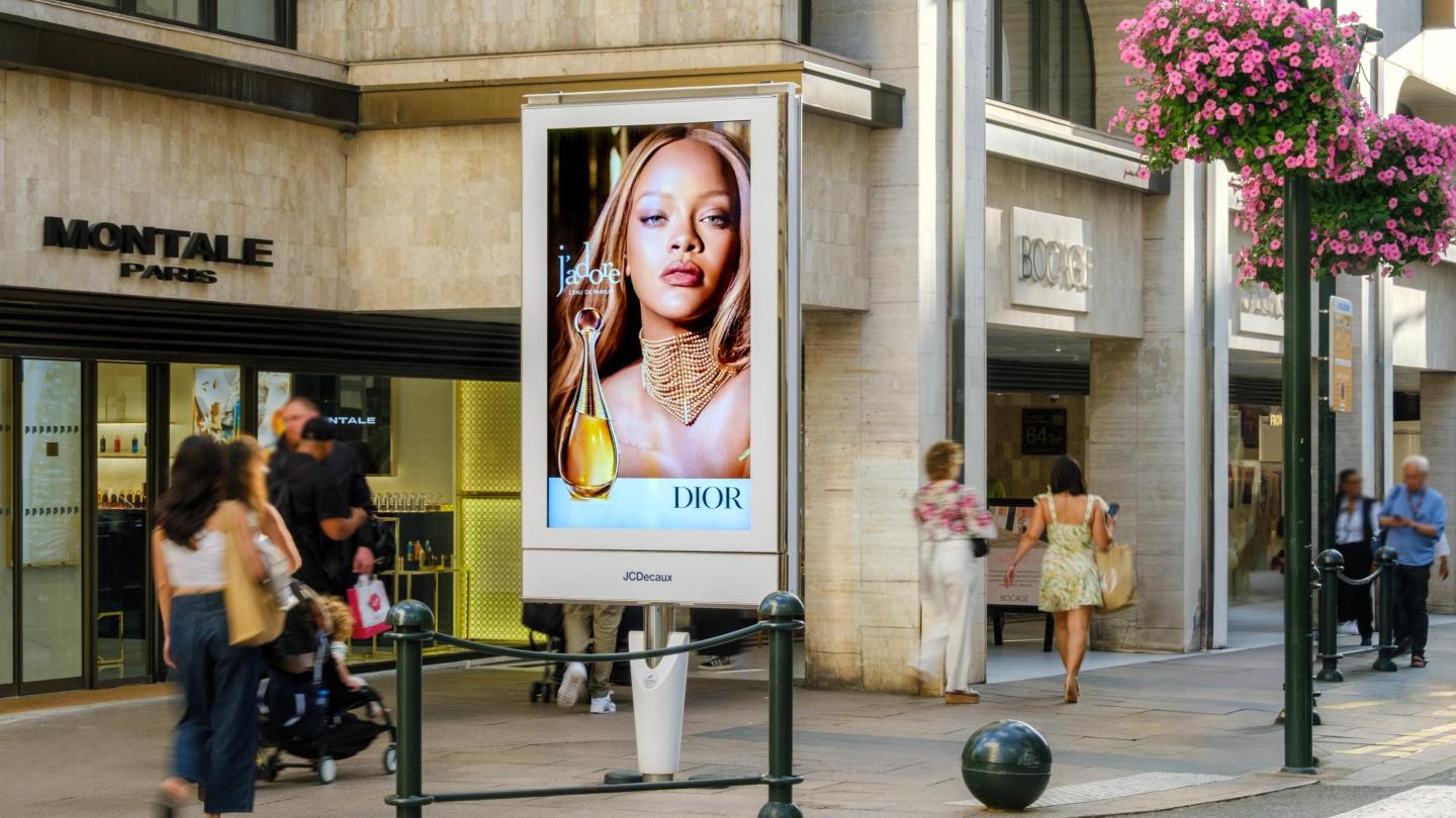 Une campagne d'affichage publicitaire de DIOR sur un mobilier JCDecaux à Cannes