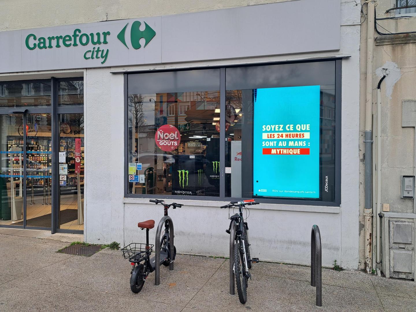 Une campagne EFS sur un écran JCDecaux dans un Carrefour au Mans