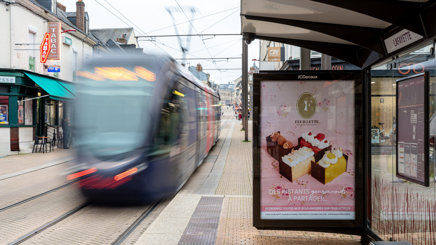 Un mobilier urbain JCDecaux promeut la marque Feuillette au Mans