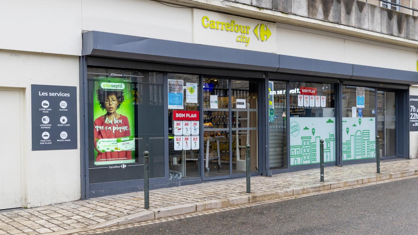 Une campagne d'affichage JCDecaux pour Olioseptil sur un écran Carrefour à Orléans 