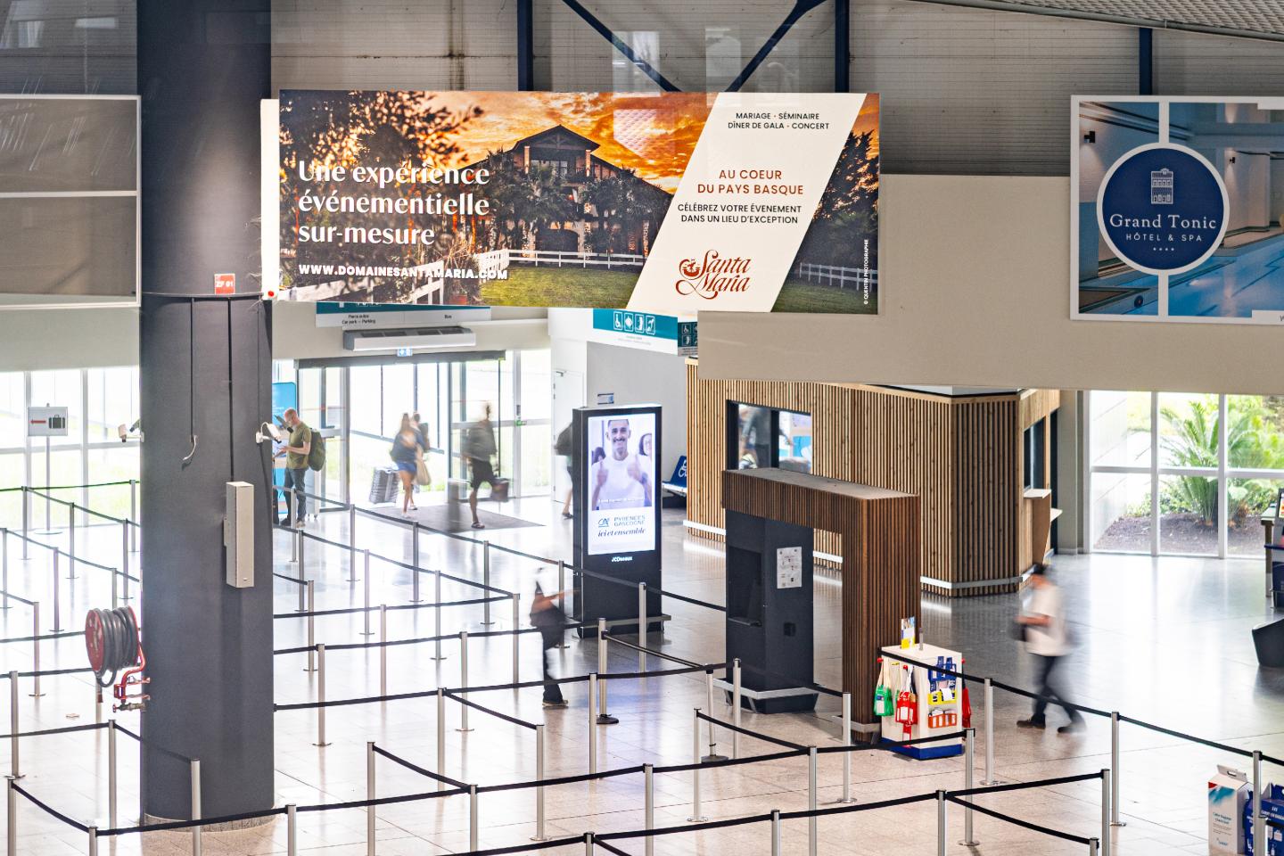 Plusieurs campagnes publicitaire JCDecaux dans l'aéroport de Biarritz