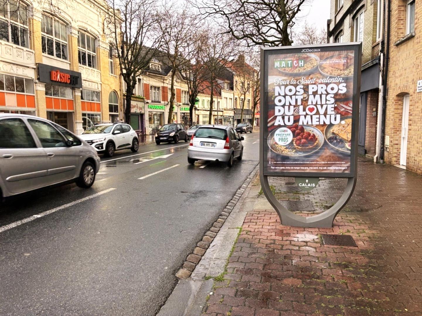 Affichage publicitaire JCDecaux pour la marque Supermarché Match à Calais