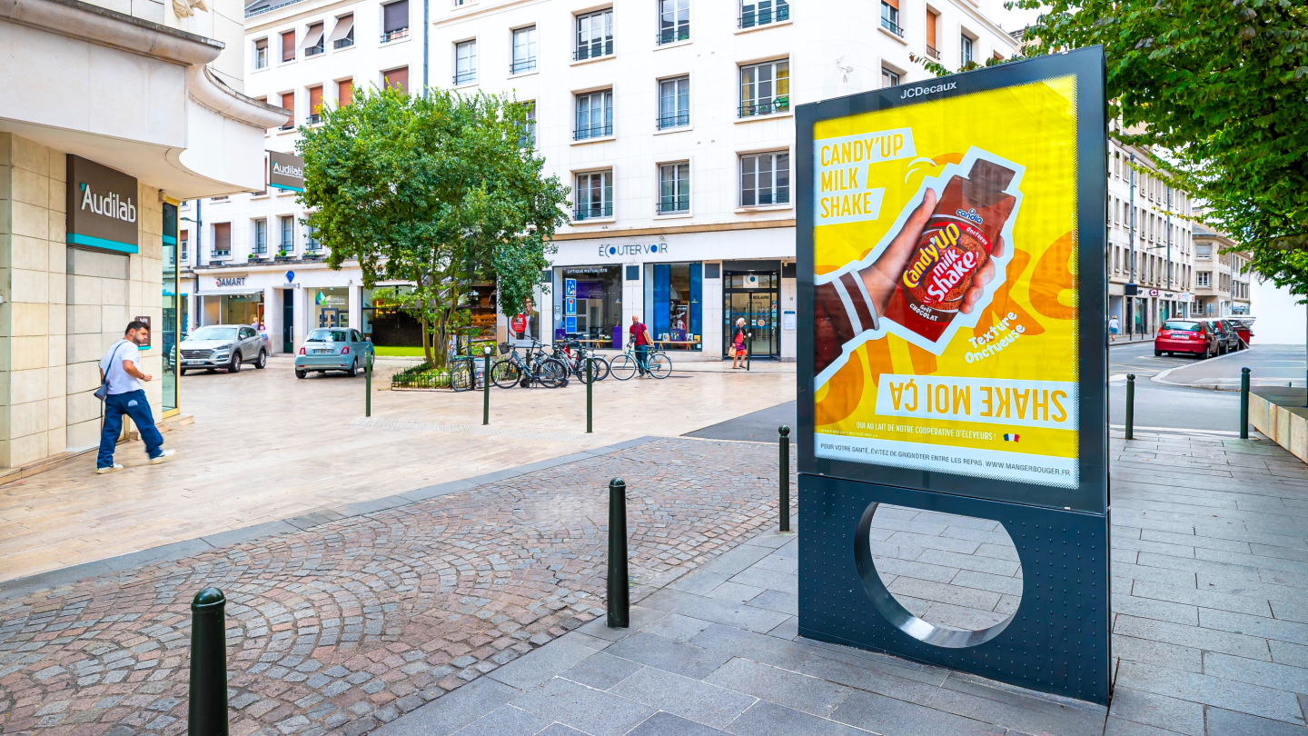 Une campagne d'affichage pour Candia sur un mobilier urbain de JCDecaux à Orléans