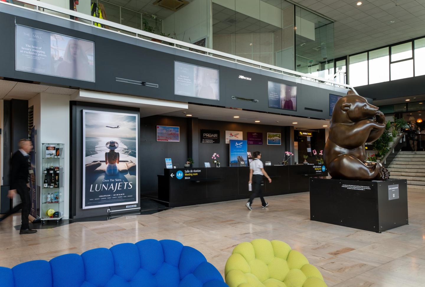 Une campagne pour Lunajets à l'aéroport de Cannes.