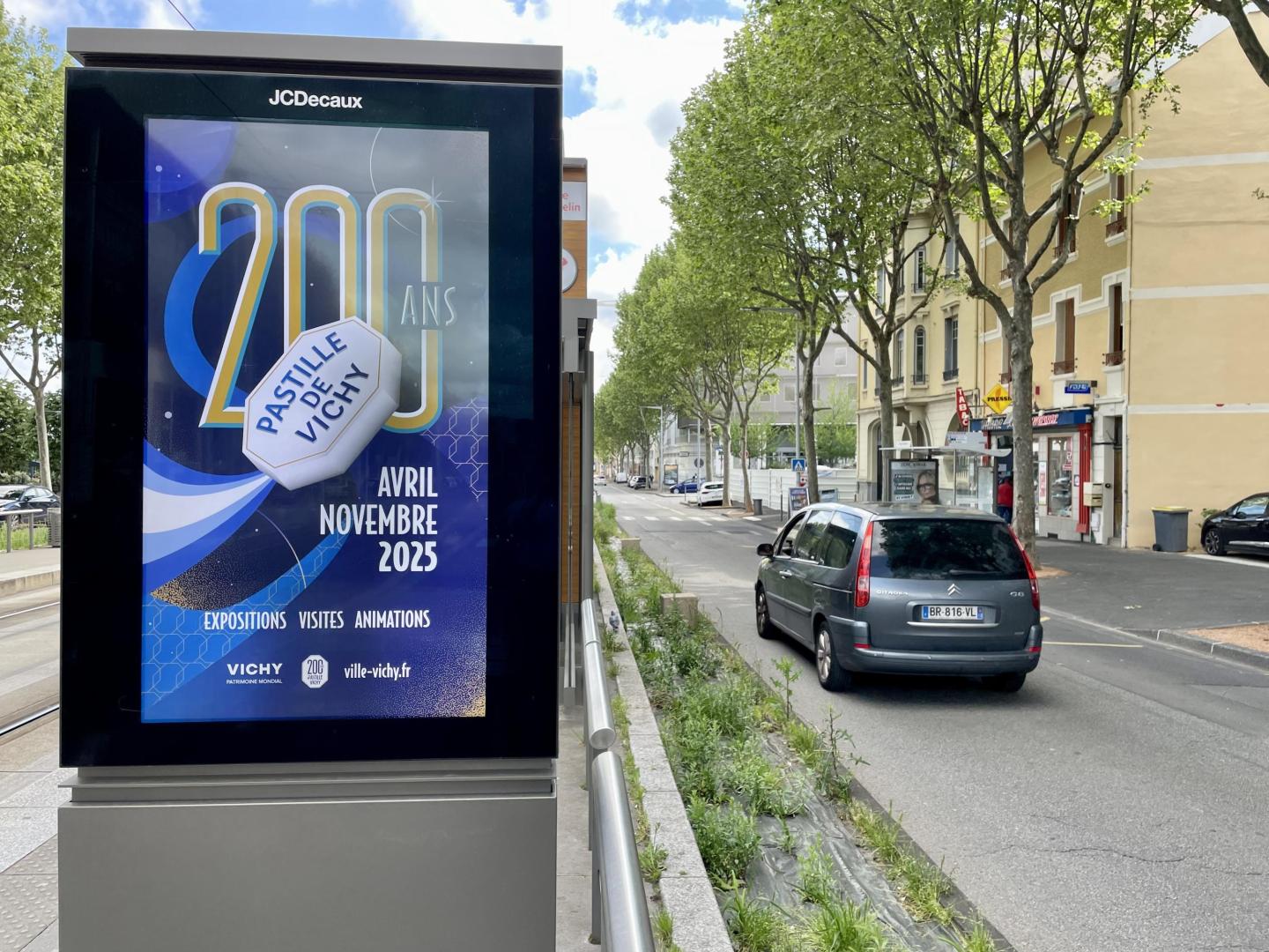 Une campagne d'affichage DOOH JCDecaux pour la pastille de Vichy à Clermont Ferrand