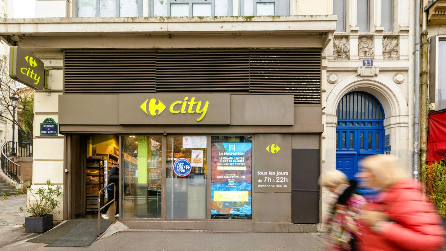 Campagne de la mairie de Cannes sur un écran DOOH sur une vitrine Carrefour