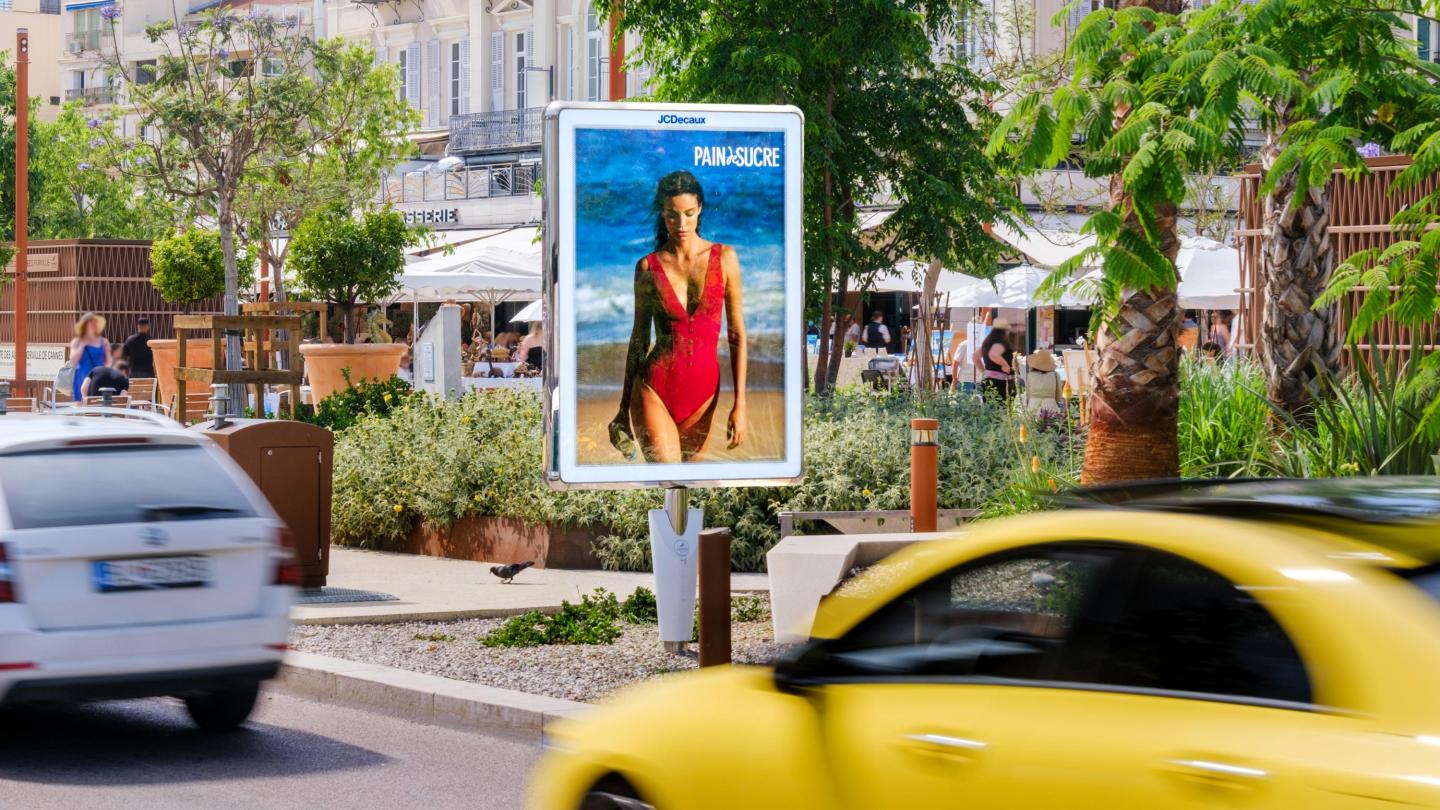 Un MUPI OOH JCDecaux promeut la marque Pain&Sucre à Cannes