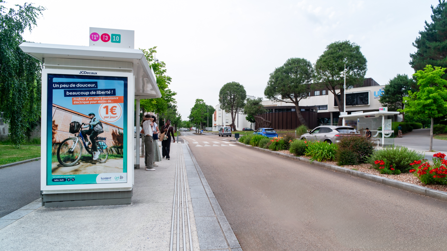 Une campagne d'affichage pour Izilo sur un mobilier urbain de JCDecaux à Lorient