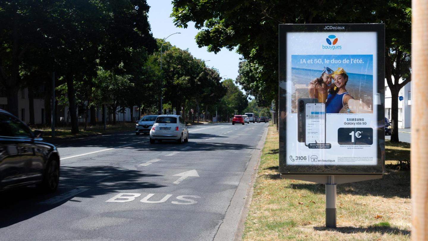 Une campagne d'affichage pour Bouygues Télécom sur un mobilier urbain de JCDecaux à la Rochelle