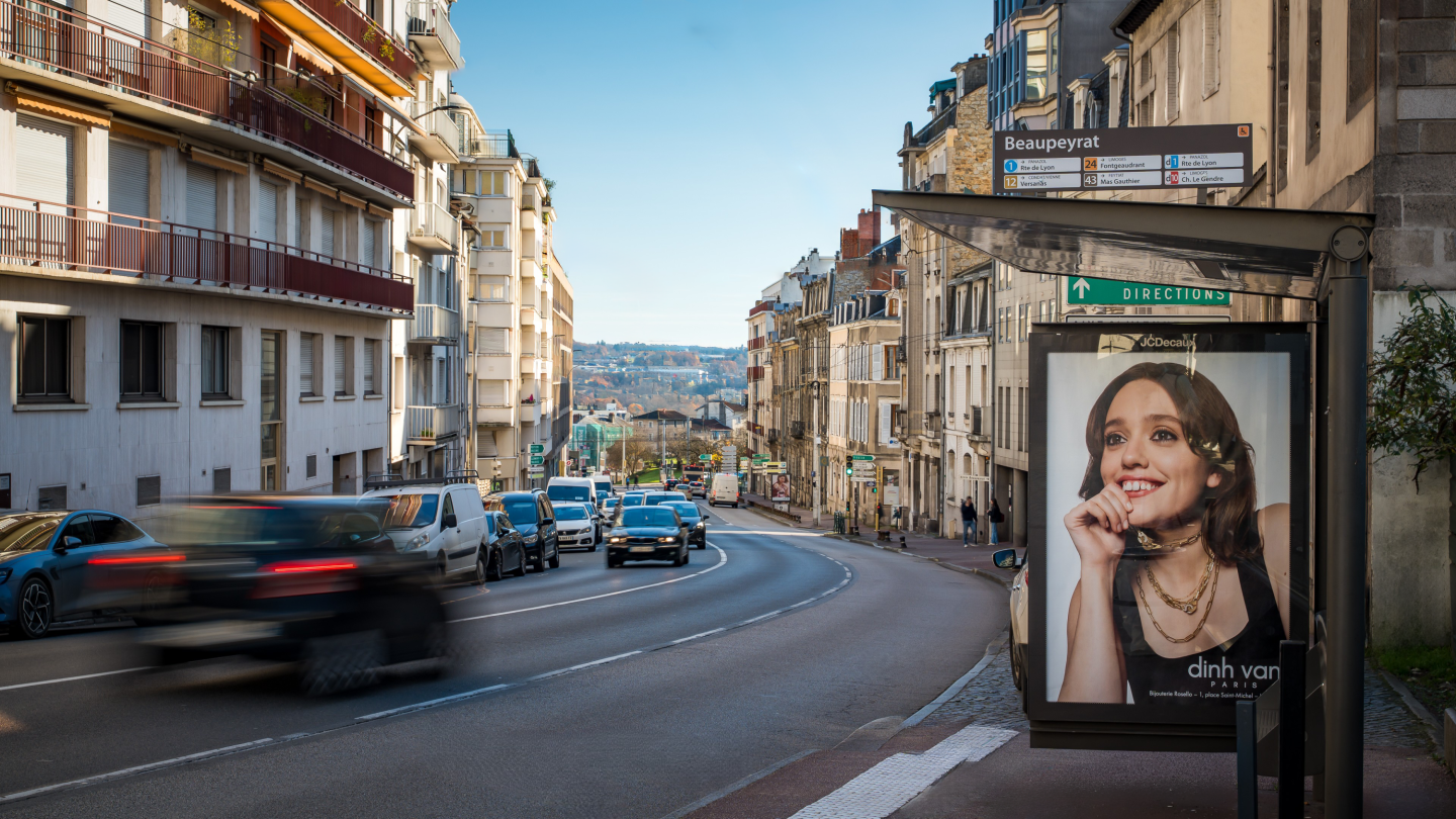 Campagne JCDecaux pour la marque Dinh Van sur un mobilier DOOH à Limoges