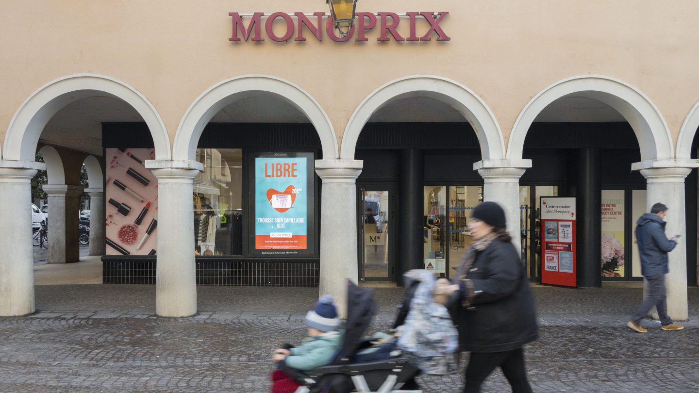 Une campagne d'affichage sur un écran JCDecaux au Monoprix d'Annecy