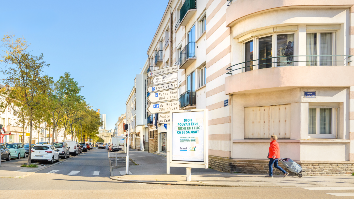 Campagne d'affichage crédit agricole sur un mobilier urbain JCDecaux à Saint Nazaire