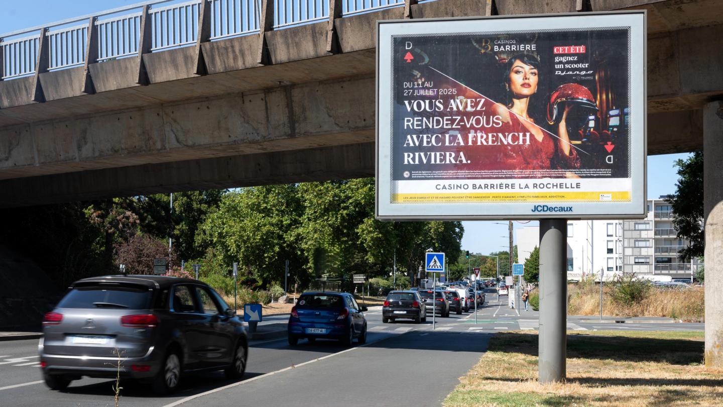 Campagne d'affichage publicitaire pour Casinos sur un mobilier JCDecaux à la Rochelle