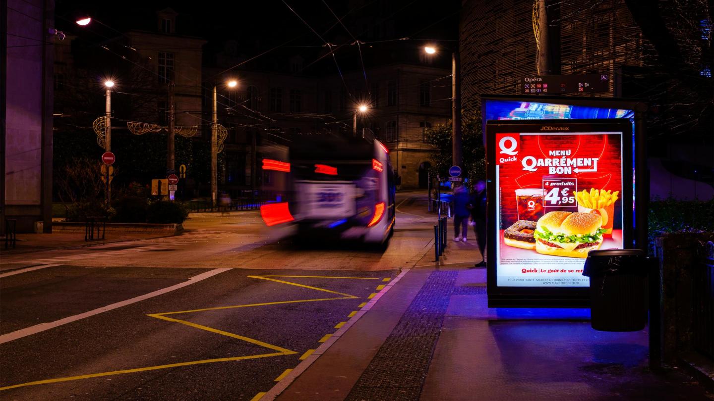 Une campagne d'affichage pour Quick sur un mobilier urbain de JCDecaux à Limoges
