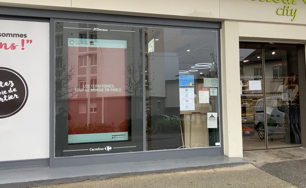 Une campagne d'affichage sur un mobilier urbain de JCDecaux à Lorient