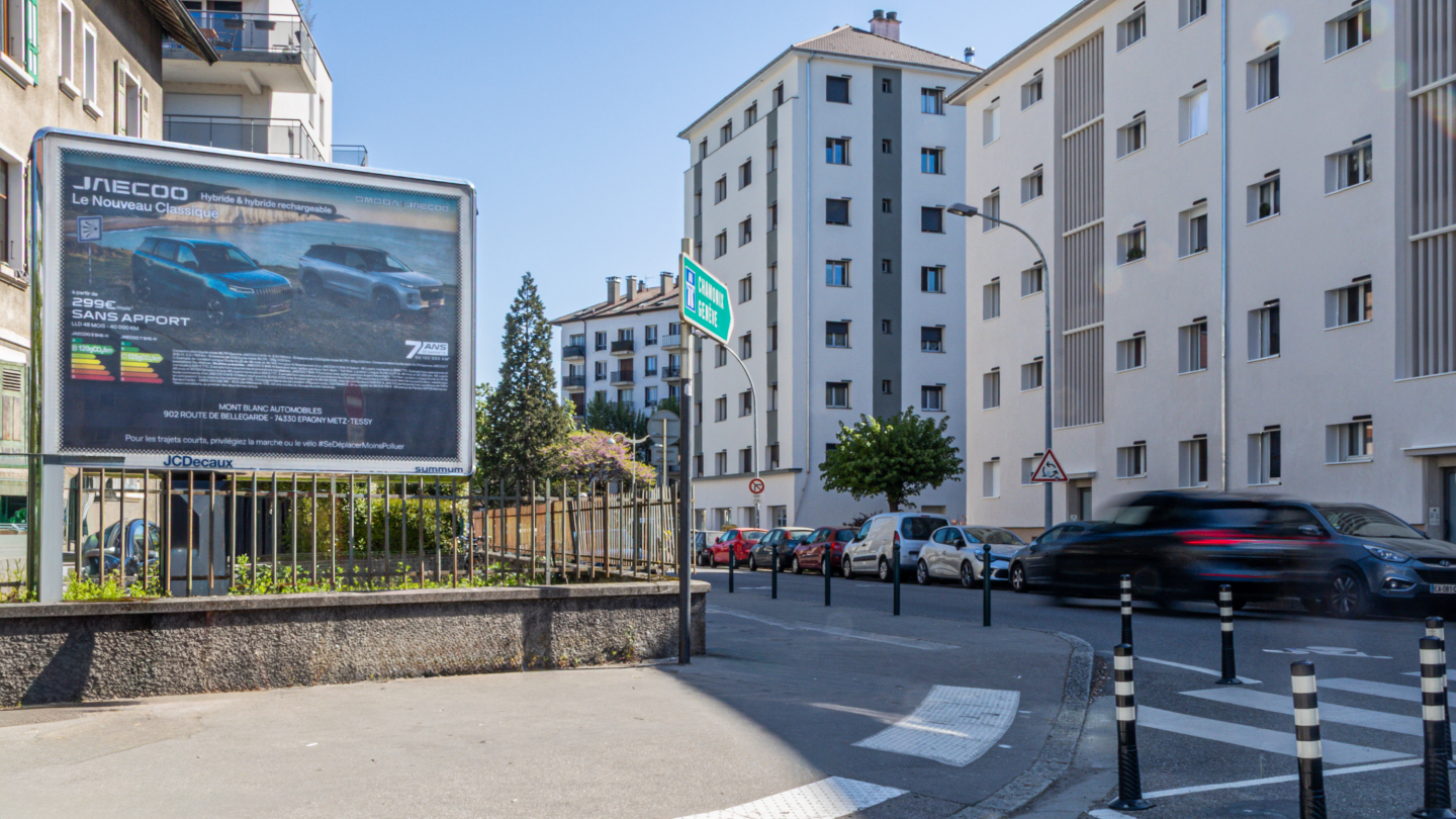 Une campagne d'affichage pour Jaecoo sur un 8m2 par JCDecaux à Annecy