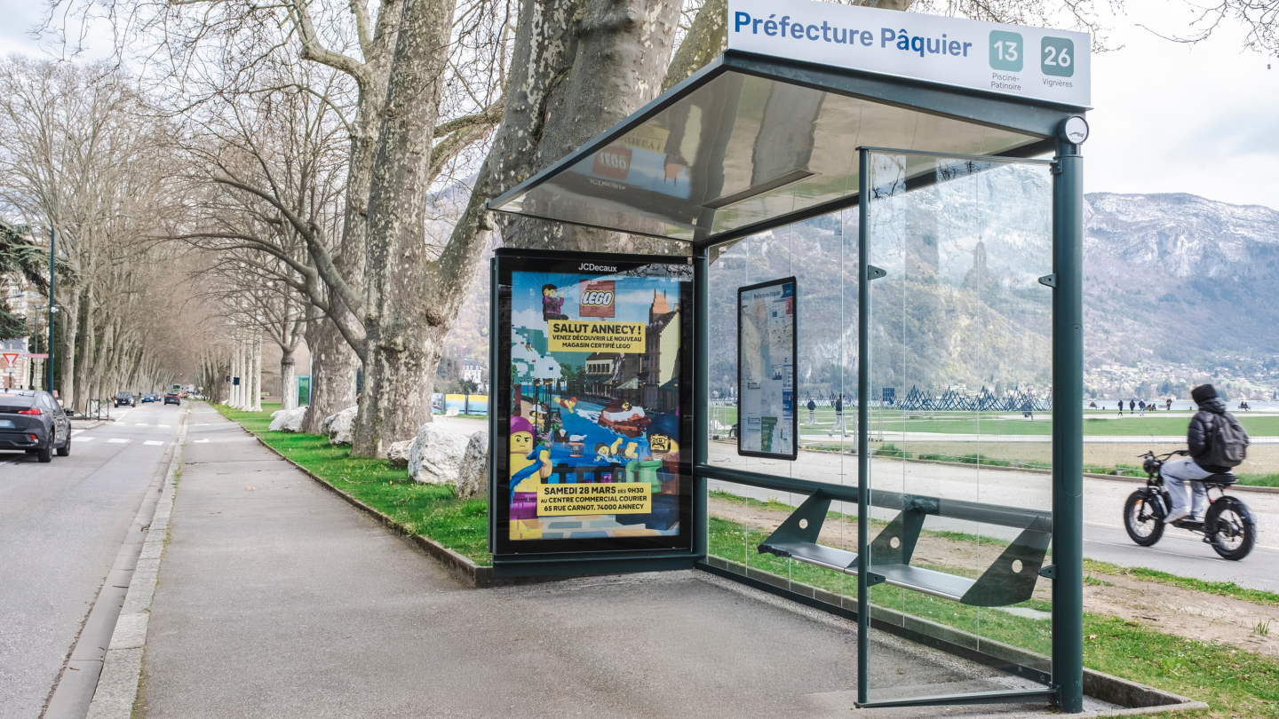 Une campagne d'affichage pour Lego sur un mobilier urbain de JCDecaux à Annecy