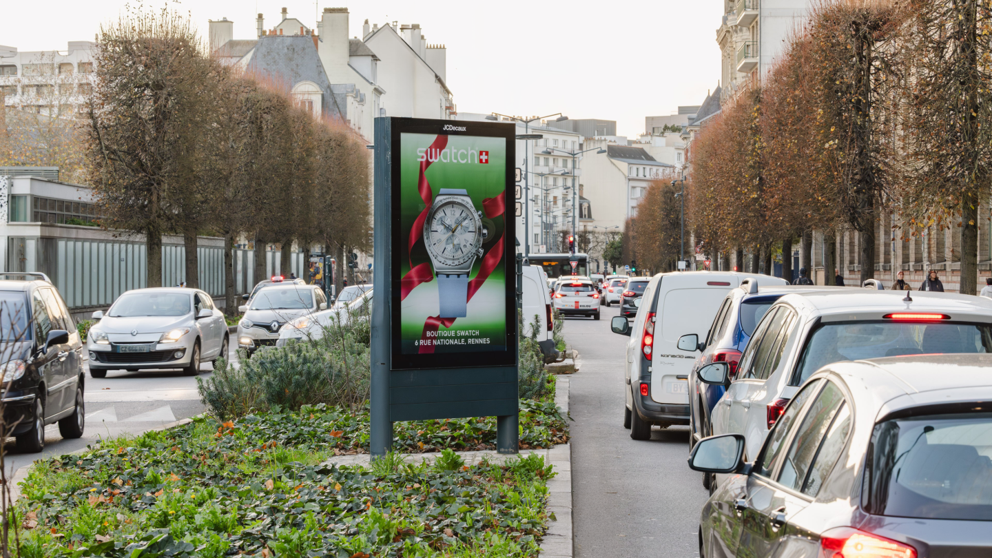 Campagne JCDecaux pour la marque SWATCH sur un mobilier 2m2 à Rennes