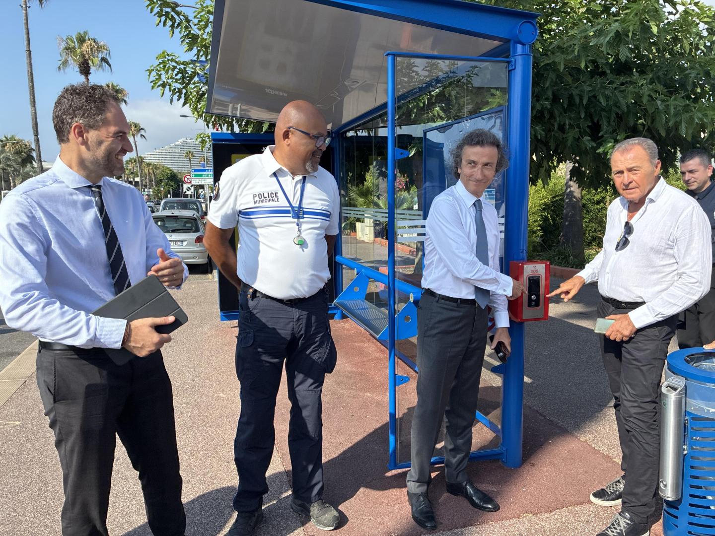 Abribus® points contact secours - JCDecaux