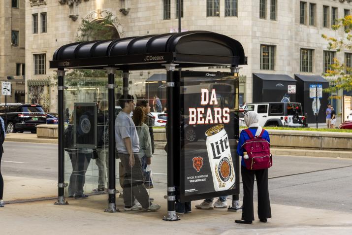 Da Bears Busstand OOH JCDecaux