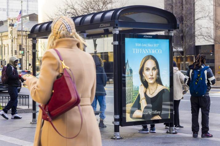 Tiffany Chicago Digital Bus Shelter JCDecaux OOH
