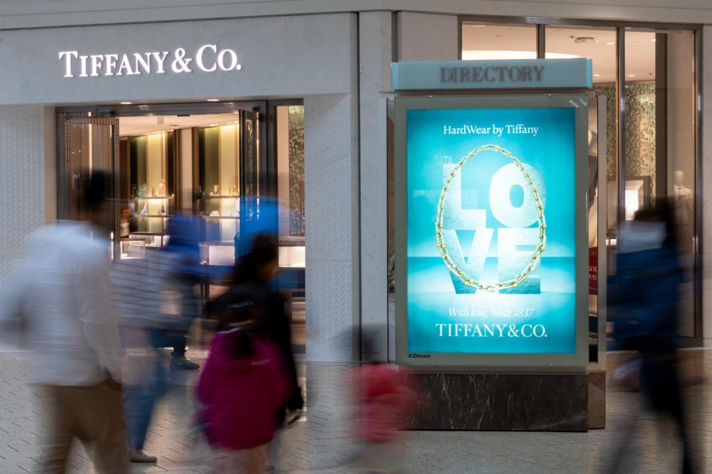 Tiffany Luxury OOH JCDecaux Short Hill Mall Advertising