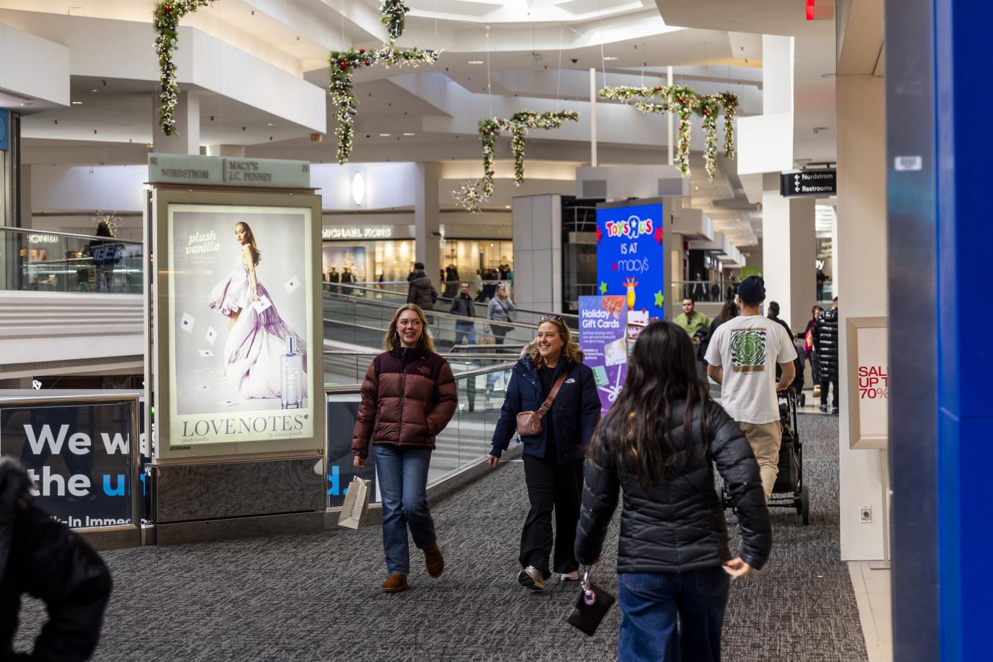 Woodfield Mall Fragrance Dispenser Luxe Brands Ariana Grande JCDecaux Malls OOH Advertising