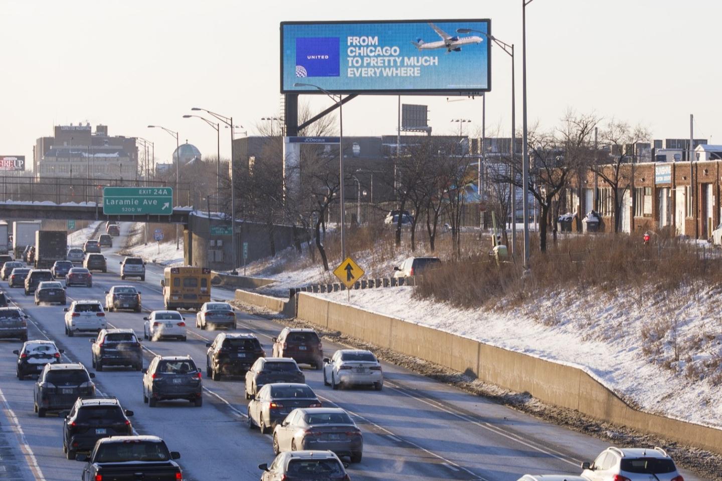 United Airlines Chicago JCDecaux Digital OOH Billboard Advertising