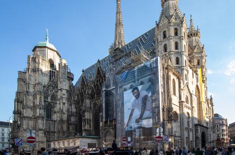 HugoBoss wirbt am Stephansdom Nord auf MEGAgerüst