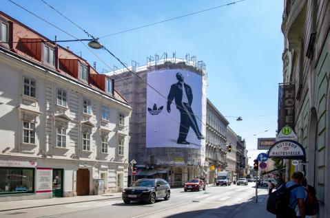 MEGAgerüst Gumpendorferstrasse mit Adidas