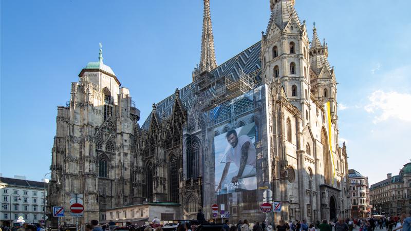 HugoBoss wirbt am Stephansdom Nord auf MEGAgerüst